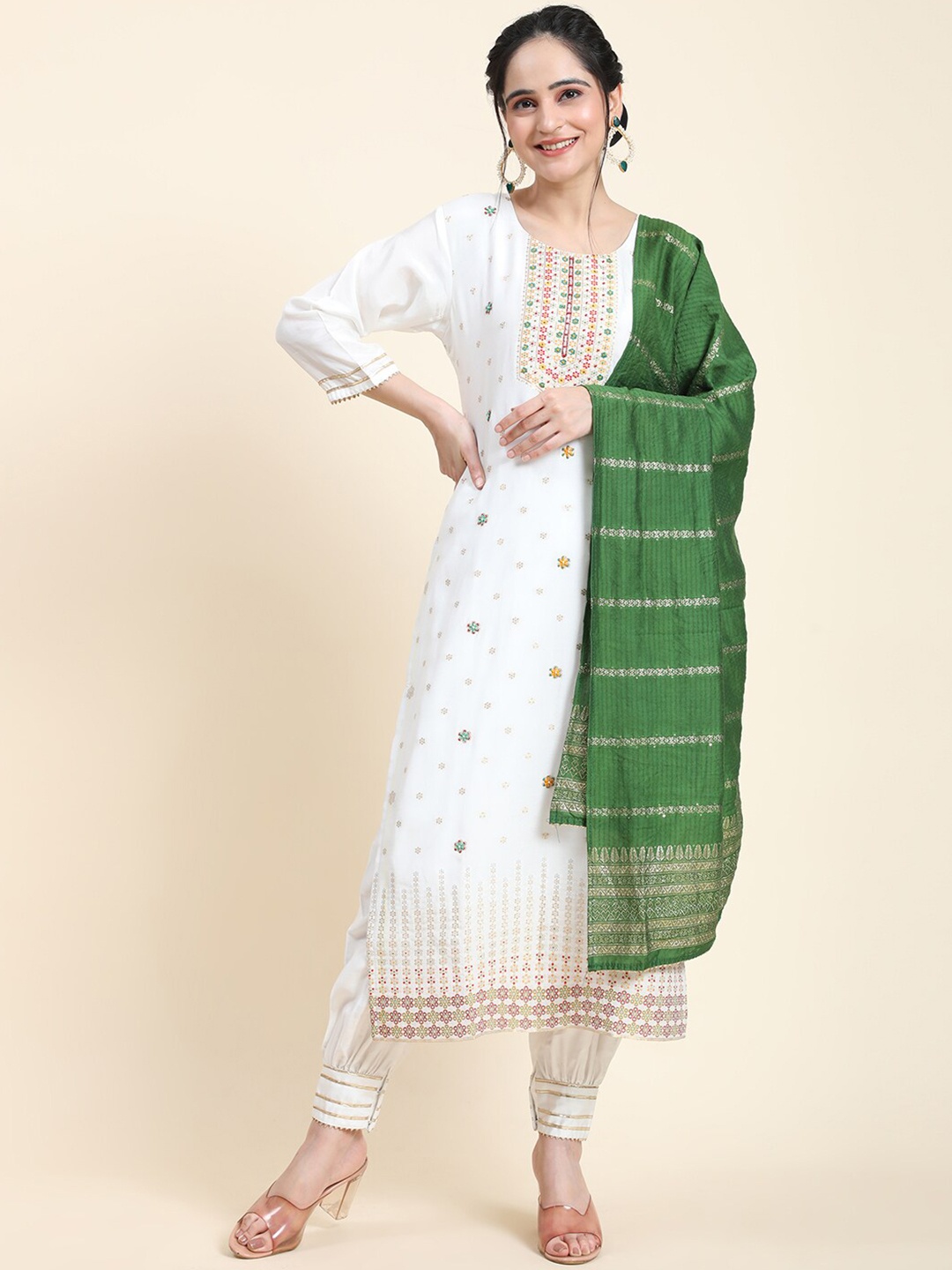 

Aanys Culture Floral Embroidered Regular Thread Work Kurta with Patiala & Dupatta, Green