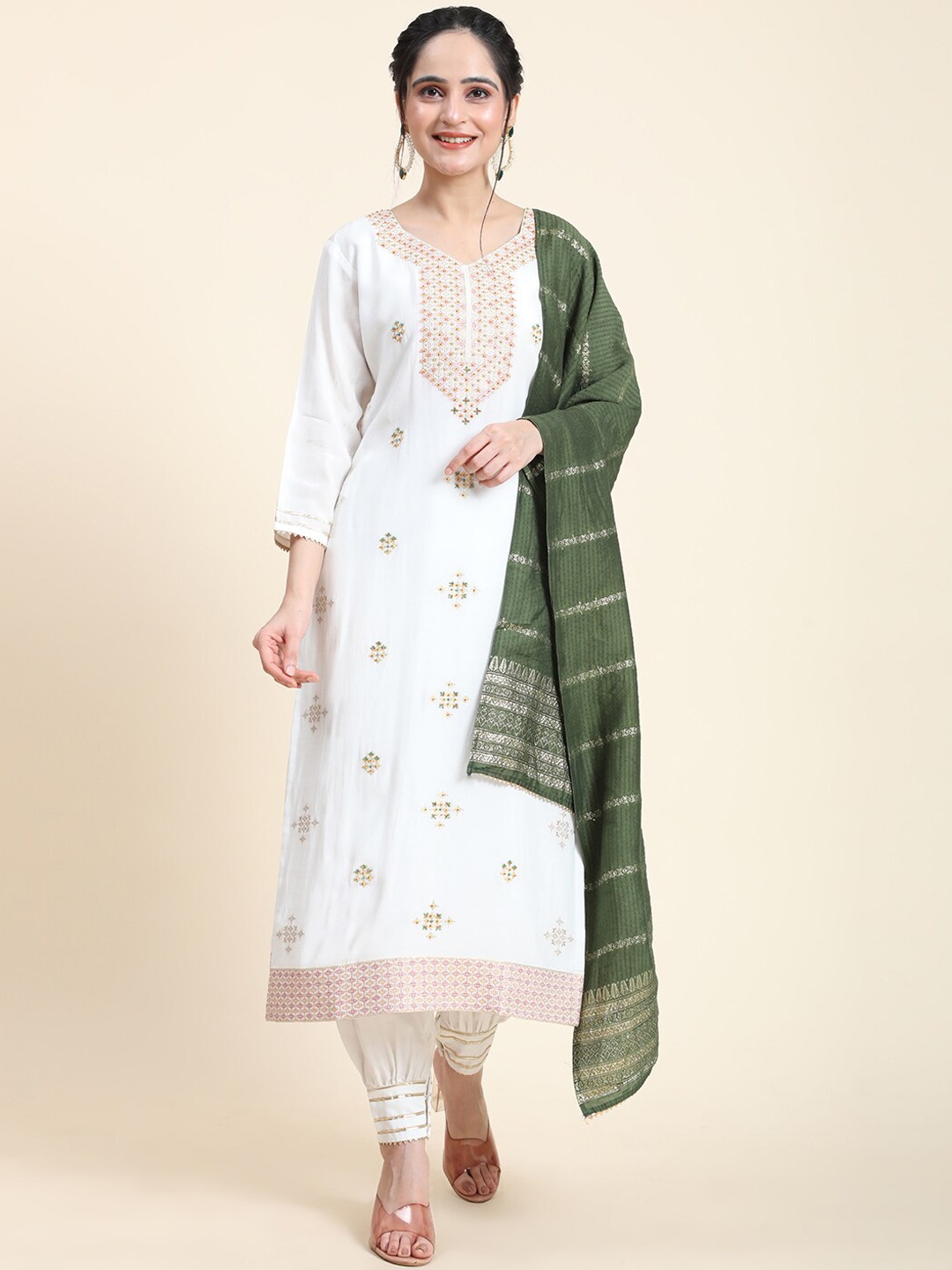 

Aanys Culture Floral Embroidered Regular Thread Work Kurta with Patiala & Dupatta, Green