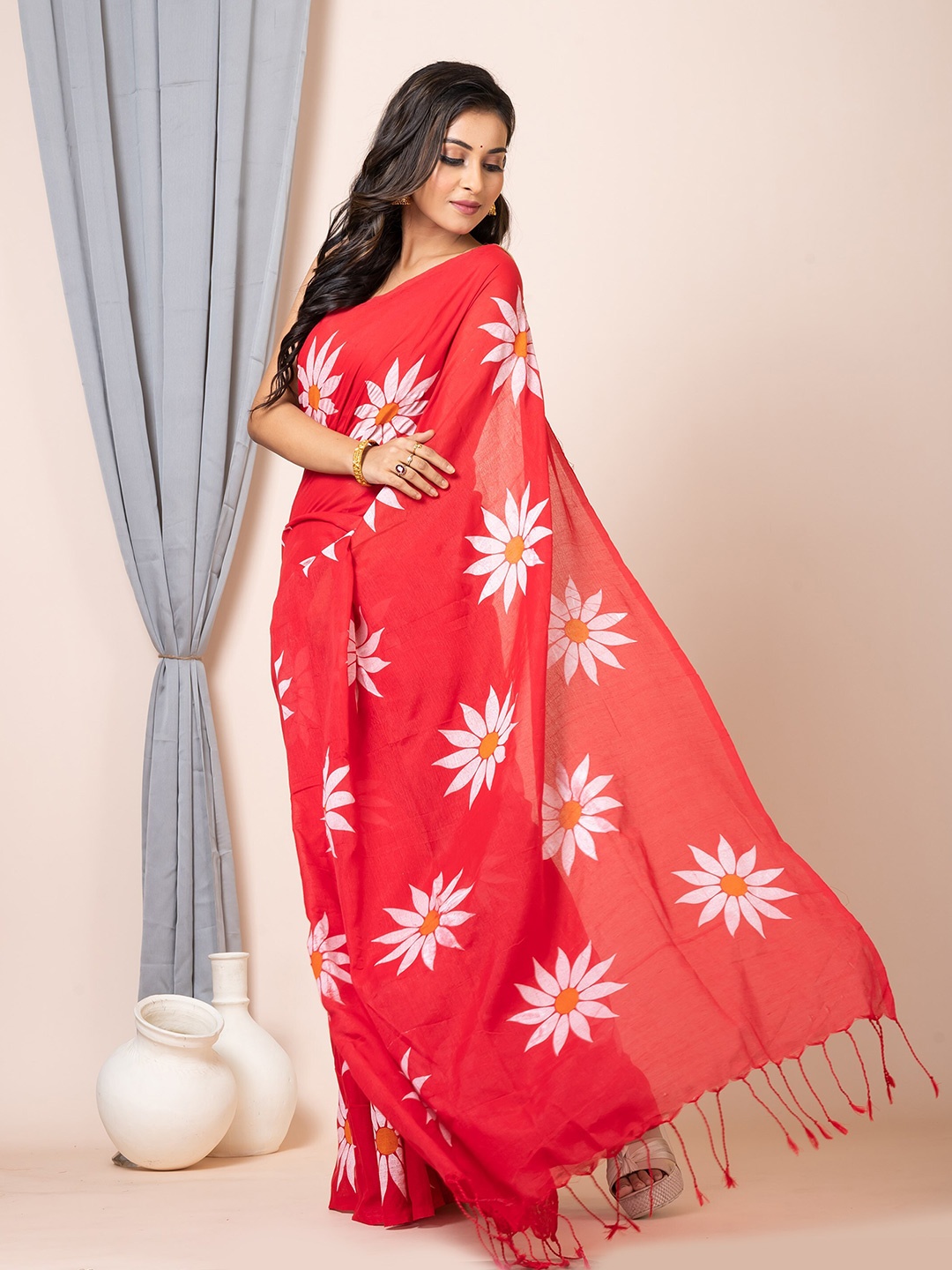 

Laa Calcutta Floral Printed Pure Cotton Saree, Red