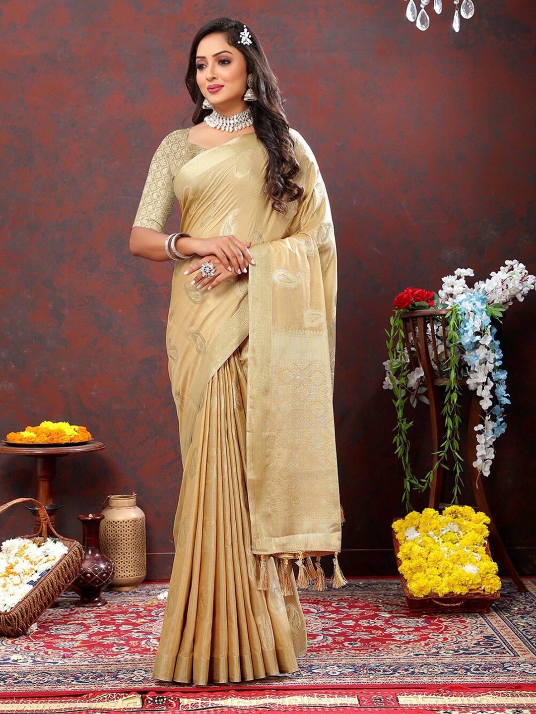 

MARGI DESIGNERS Paisley Woven Design Zari Silk Cotton Banarasi Saree, Cream