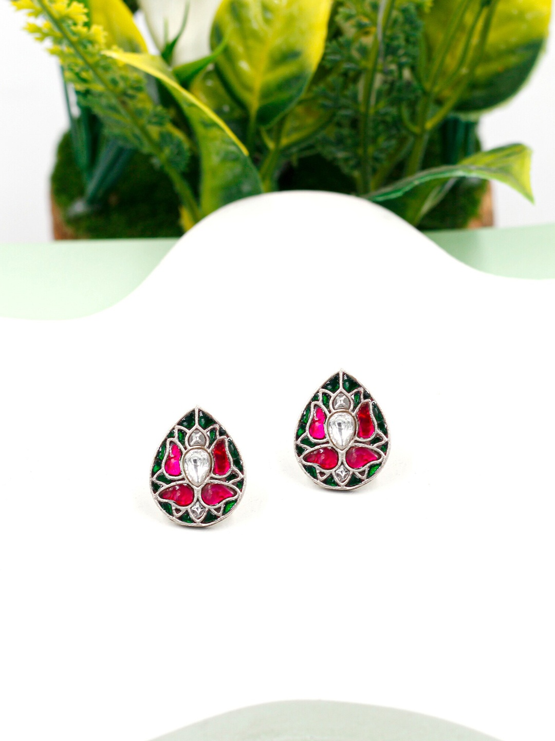 

SANGEETA BOOCHRA Silver-Plated Leaf Shaped Kundan Studded Studs Earrings