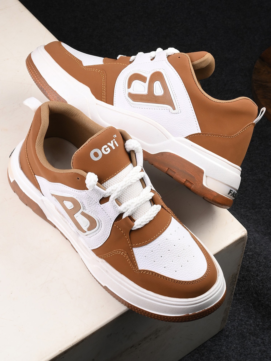 

ARIVO Men Colourblocked Lightweight Sneakers, Tan