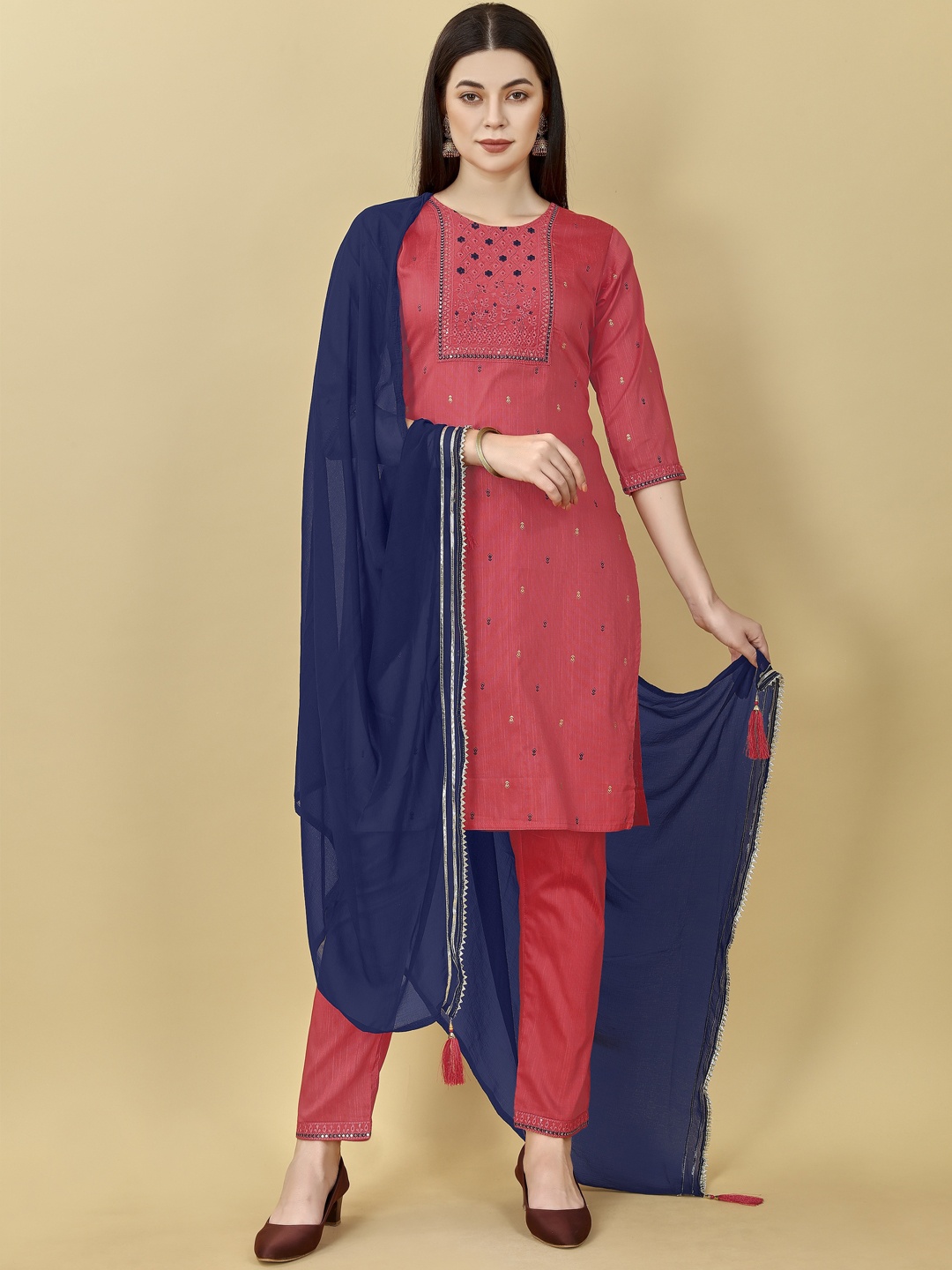 

Sangria Embroidered Round Neck Kurta With Trousers & Dupatta, Rose gold