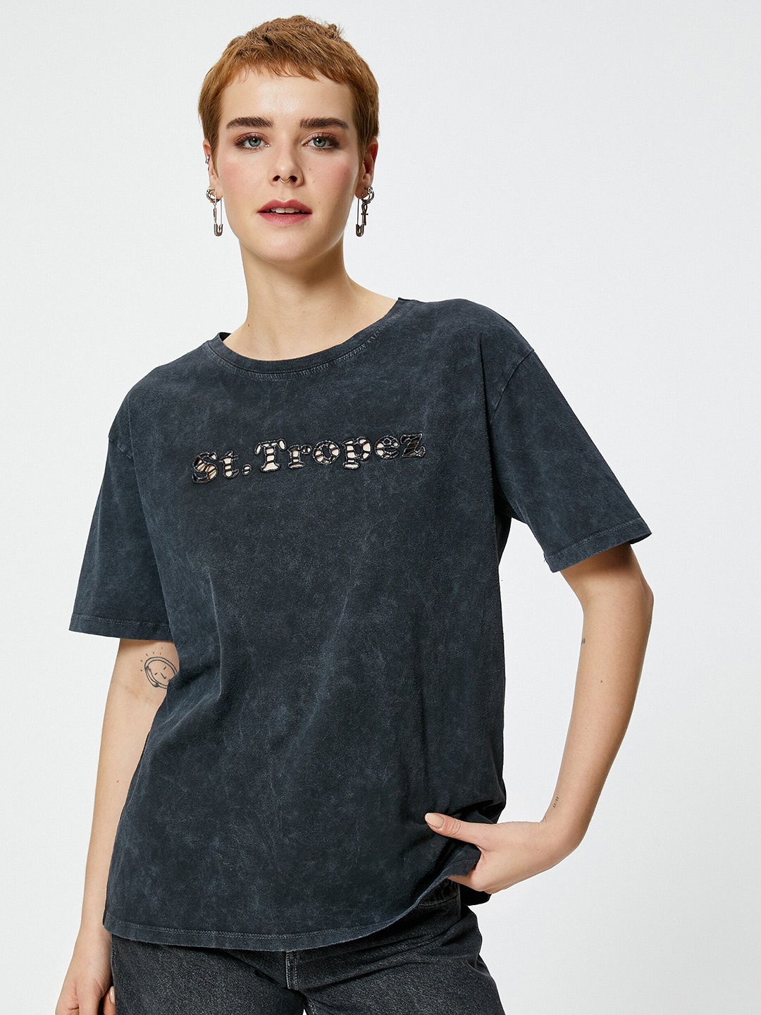 

Koton Typography Embroidered Drop-Shoulder Sleeves Pure Cotton Relaxed Fit T-shirt, Grey