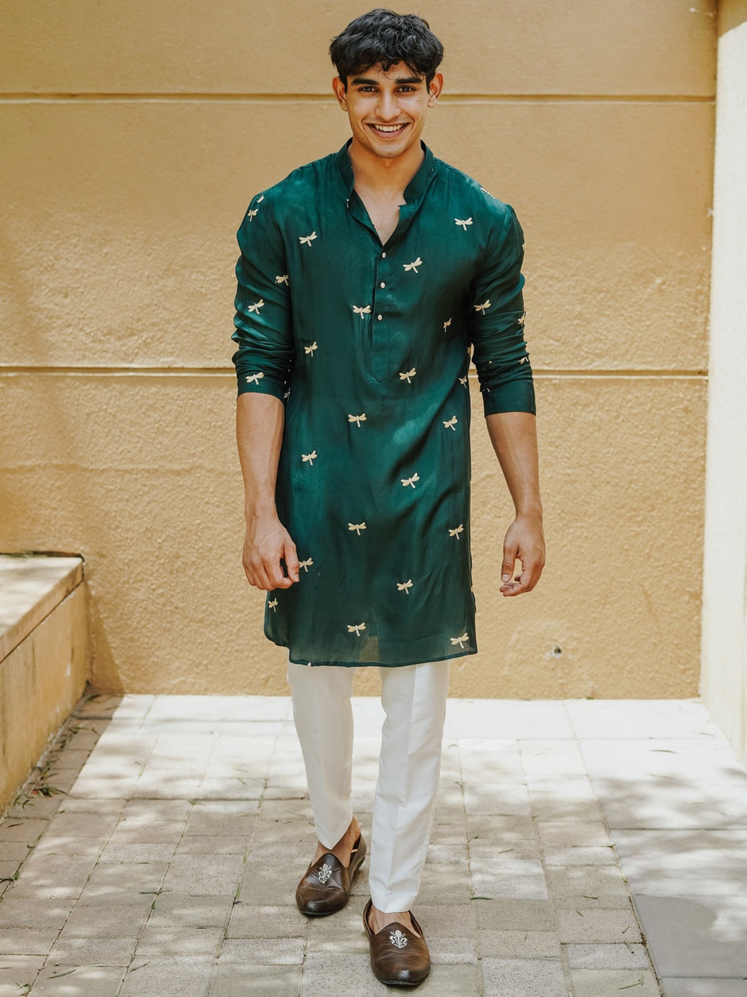 

UNCUFFED Floral Embroidered Mandarin Collar Straight Kurta, Green