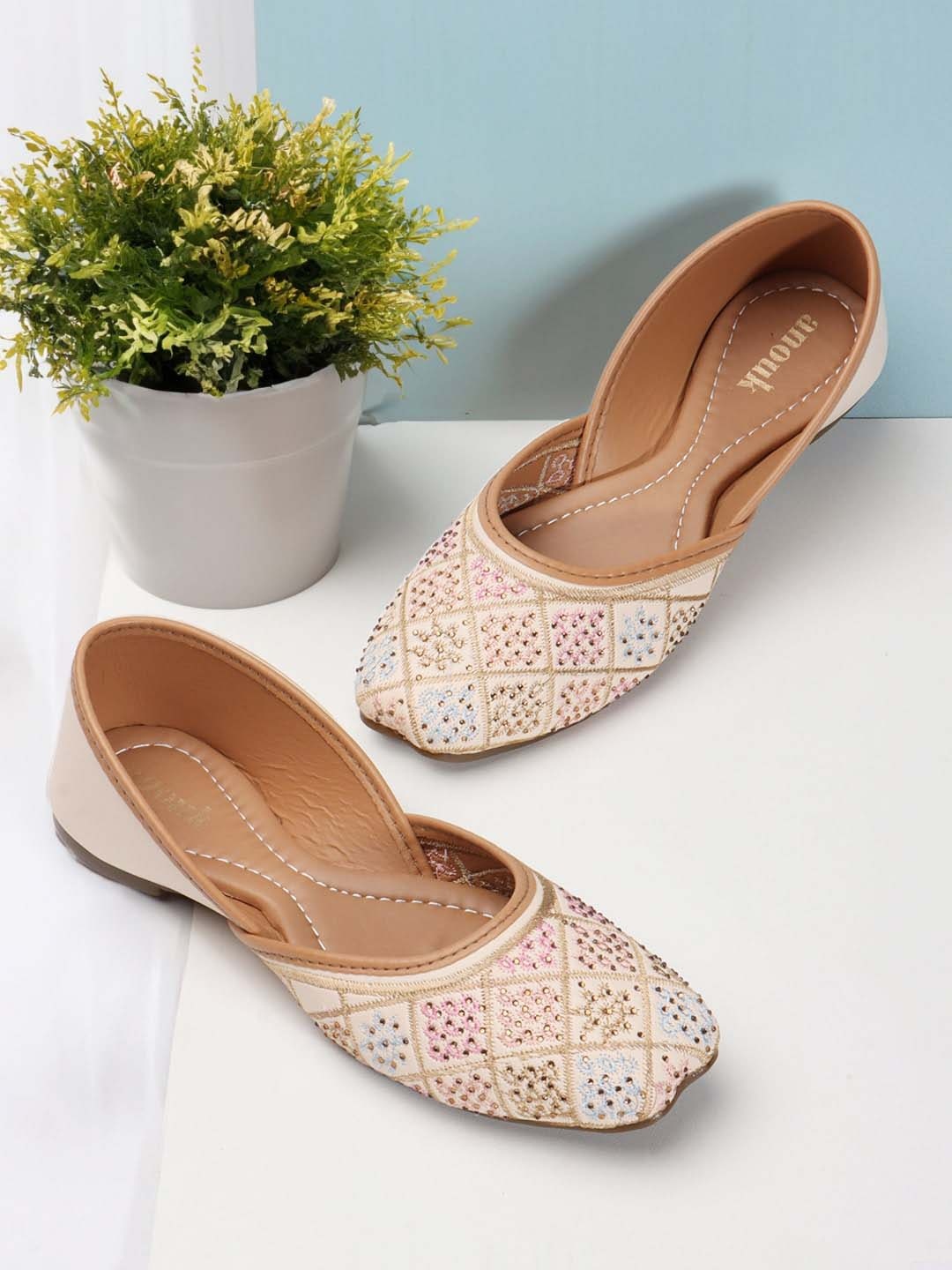 

Anouk Embroidered Mojaris, Cream