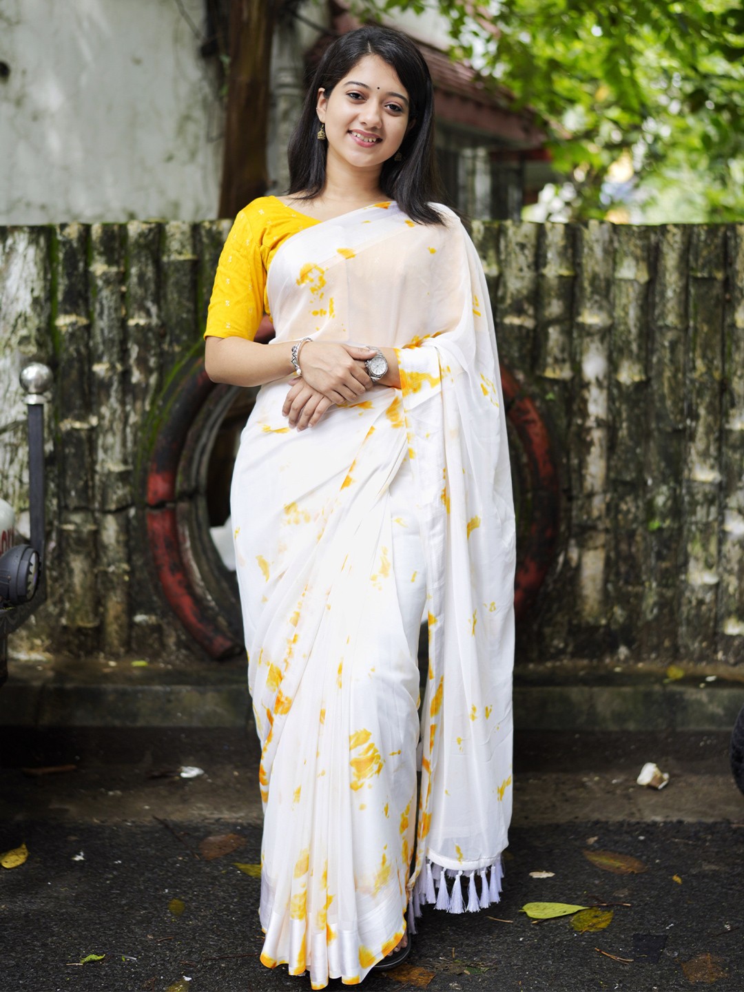 

AWRIYA Abstract Printed Silk Cotton Saree, Yellow