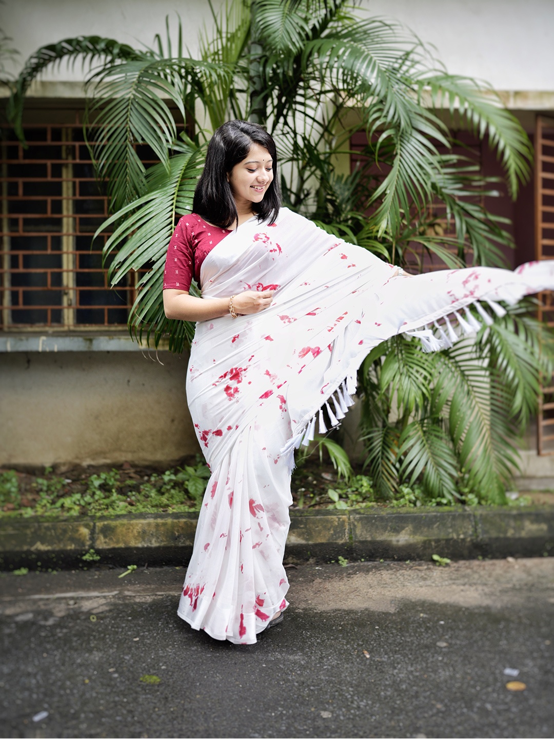 

AWRIYA Tie and Dye Silk Cotton Saree, White
