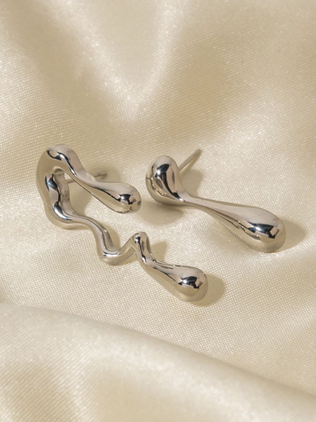

Dorada Jewellery Rhodium-Plated Contemporary Studs Earrings, Silver