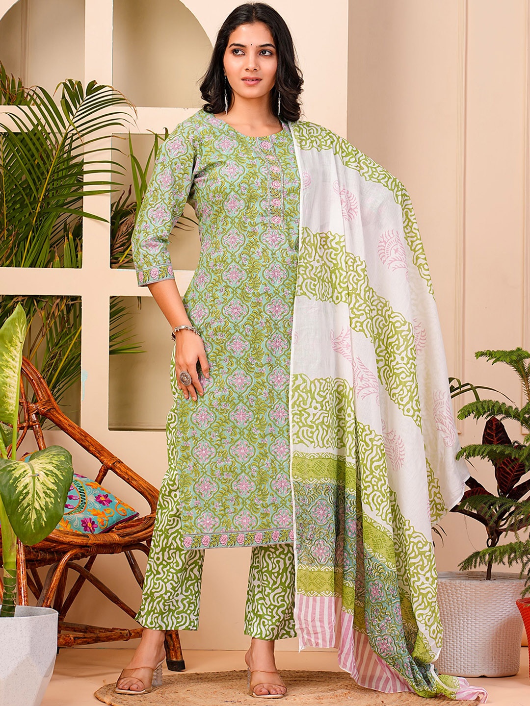 

ZOYOTO Floral Printed Round Neck Three-Quarter Sleeves Pure Cotton Kurta Set, Green