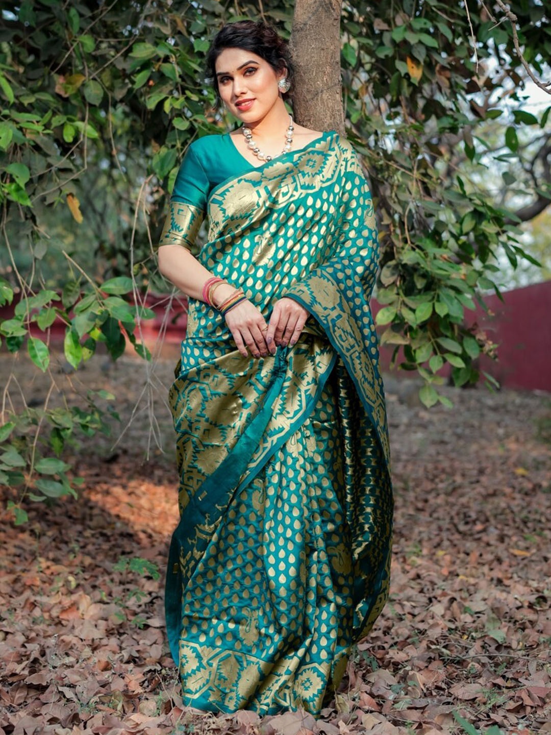 

KALINI Ethnic Motifs Woven Design Zari Banarasi Saree, Teal