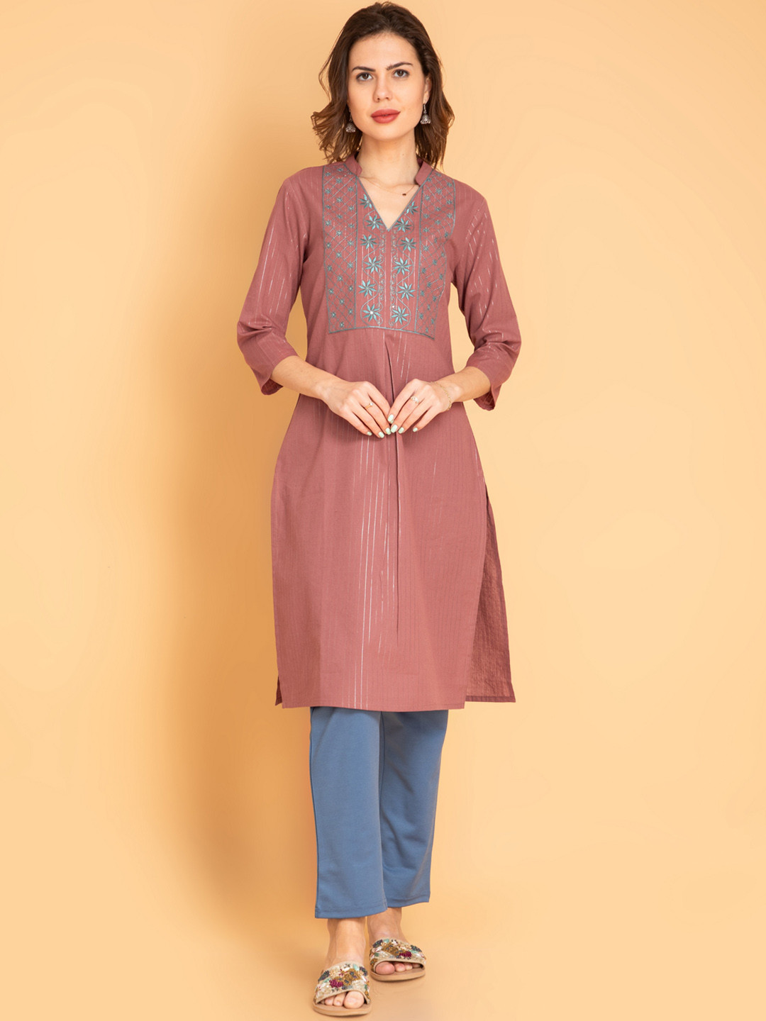 

fabGLOBAL Ethnic Motifs V-Neck Embroidered Straight Kurta, Peach