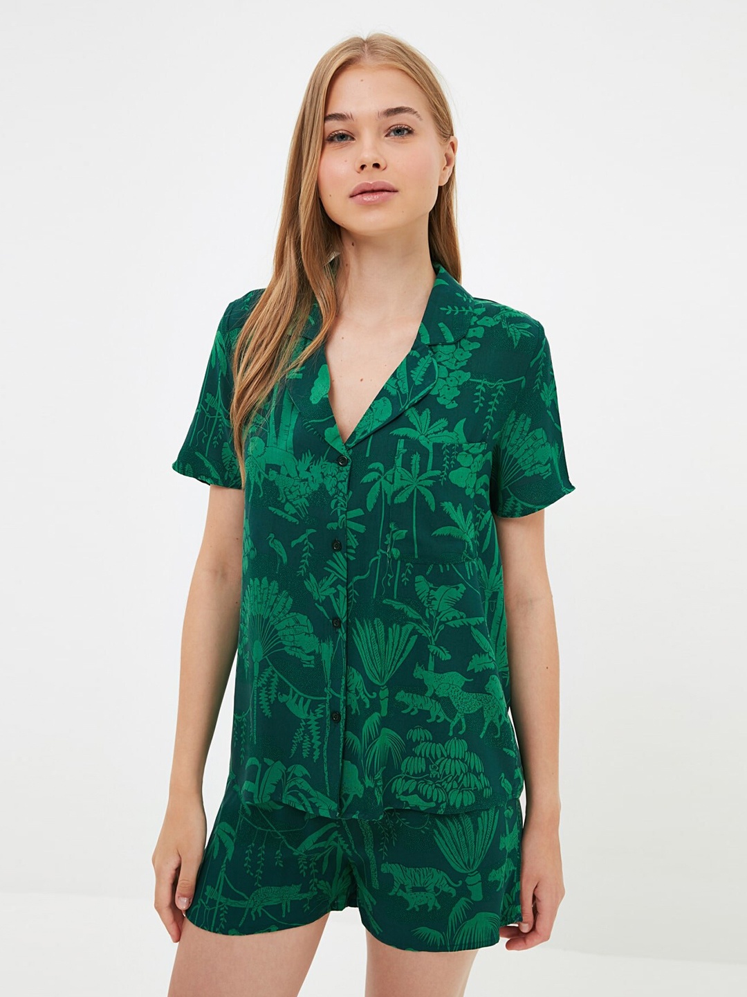 

Trendyol Floral Printed Lapel Collar Night suit, Green