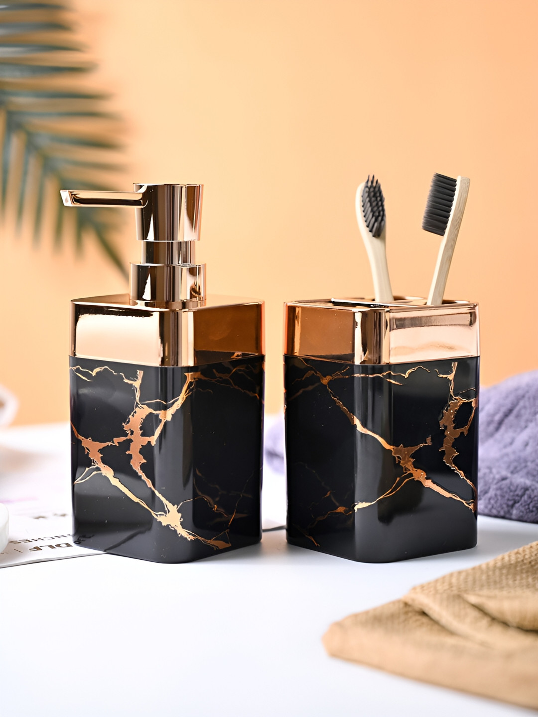 

MARKET99 Black & Brown 2 Pieces Abstract Glossy Bath Accessories Set