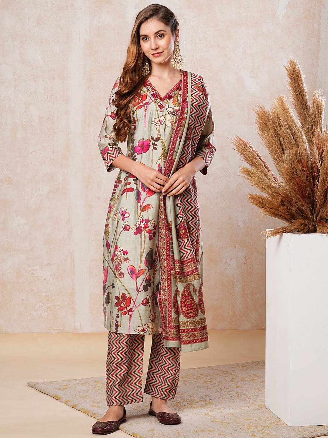 

FASHOR Floral Printed Thread Work Kurta With Trouser & Dupatta, Green