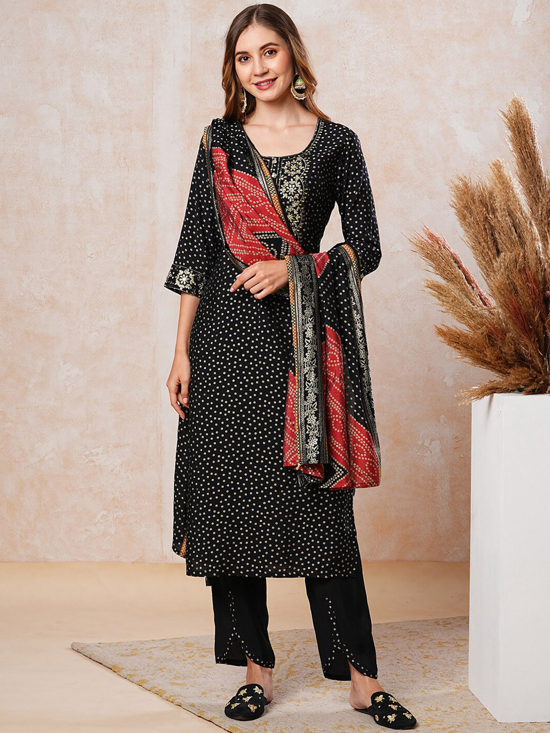 

FASHOR Abstract Printed Gotta Patti Straight Kurta With Trouser & Dupatta, Black