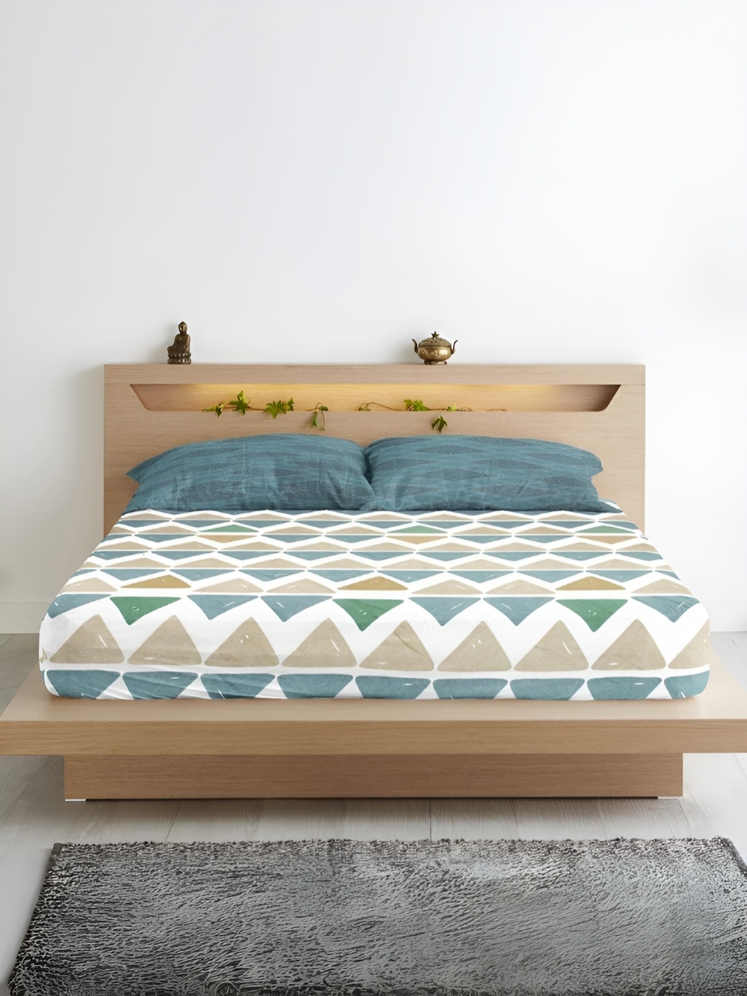 

Aurave White & Blue Geometric 300 TC King Bedsheet with 2 Pillow Covers