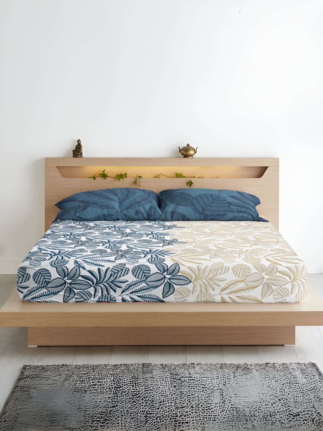 

Aurave Blue & White Floral 300 TC King Bedsheet with 2 Pillow Covers