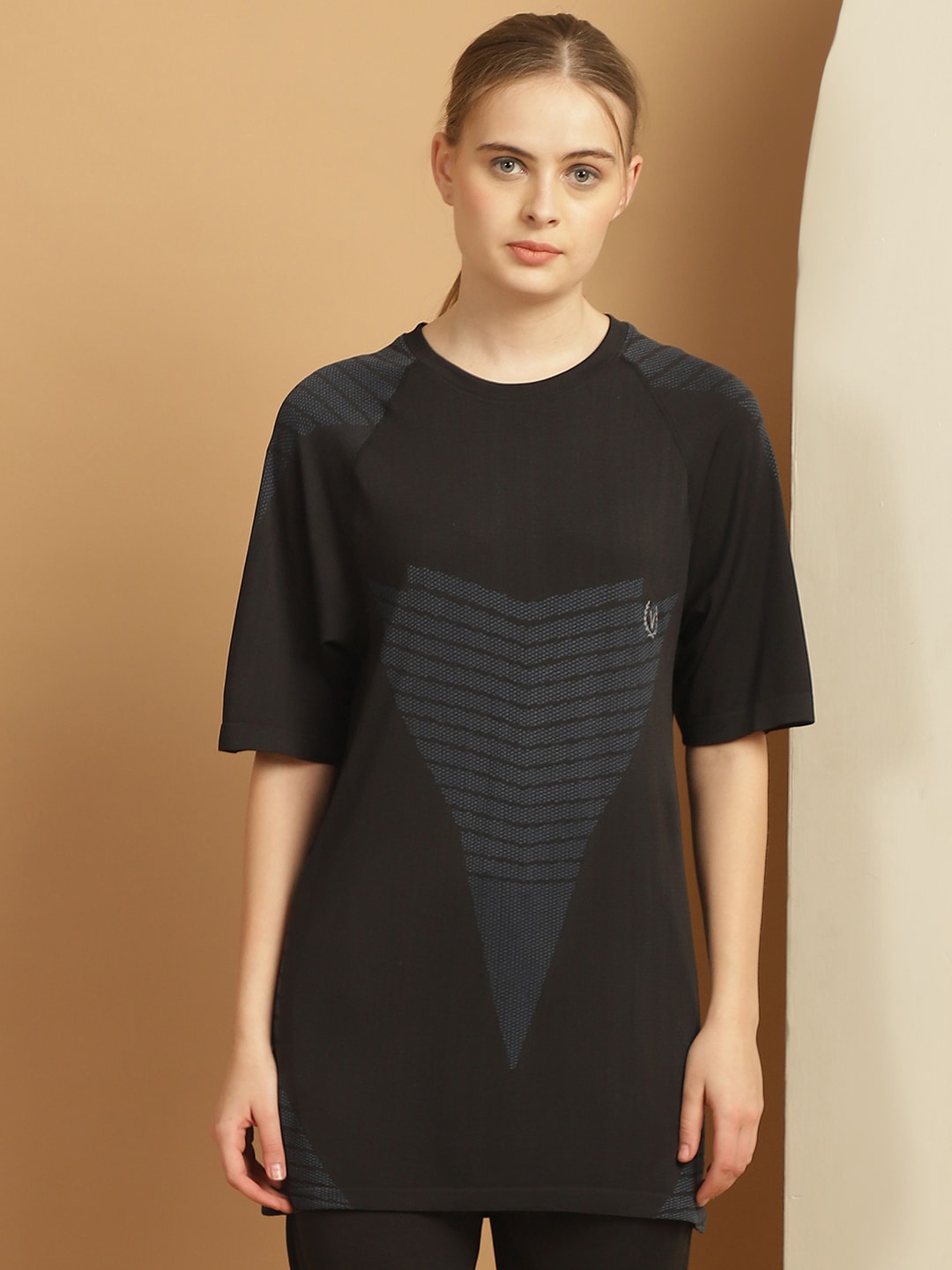 

MACK JONNEY JONNEY Women Solid Drop-Shoulder Sleeves Oversized T-shirt, Black