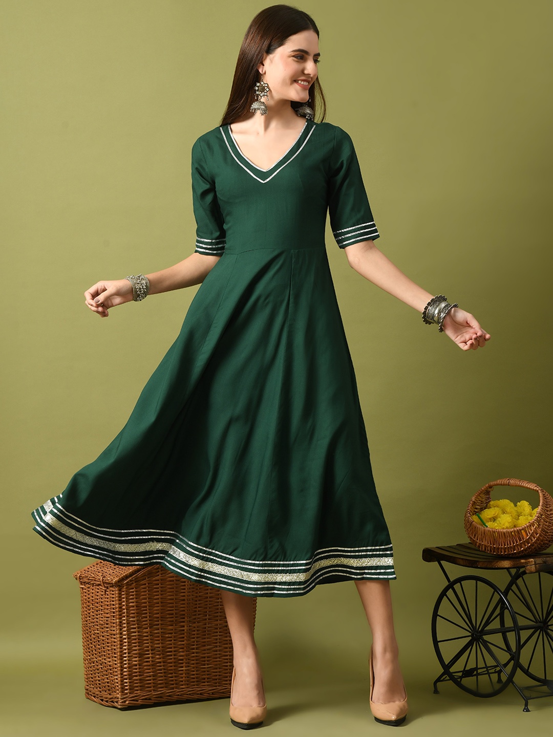 

ANNSH APPAREL V-Neck Short Sleeves Gotta Patti Anarkali Kurta, Green