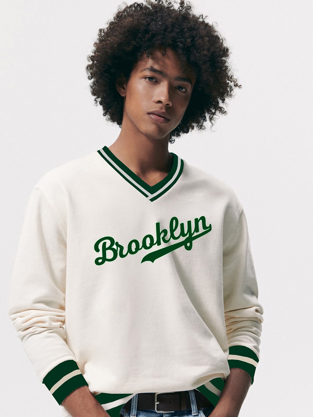

CLAFOUTIS Typography Printed V-Neck T-shirt, White