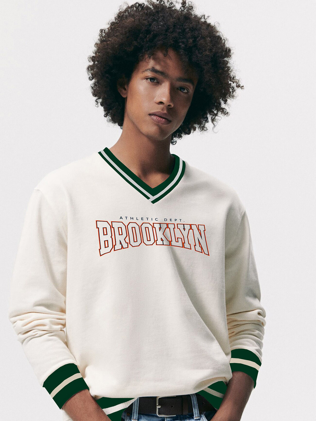 

CLAFOUTIS Typography Printed V-Neck T-shirt, White