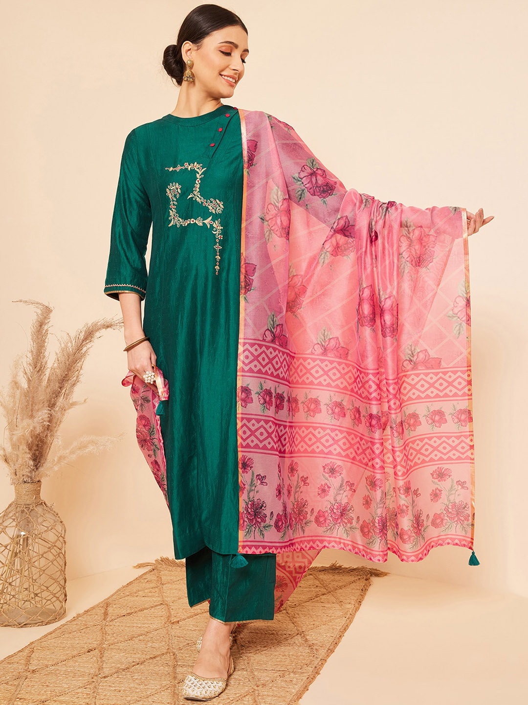 

STADO Floral Embroidered Regular Kurta with Trousers & Dupatta, Green