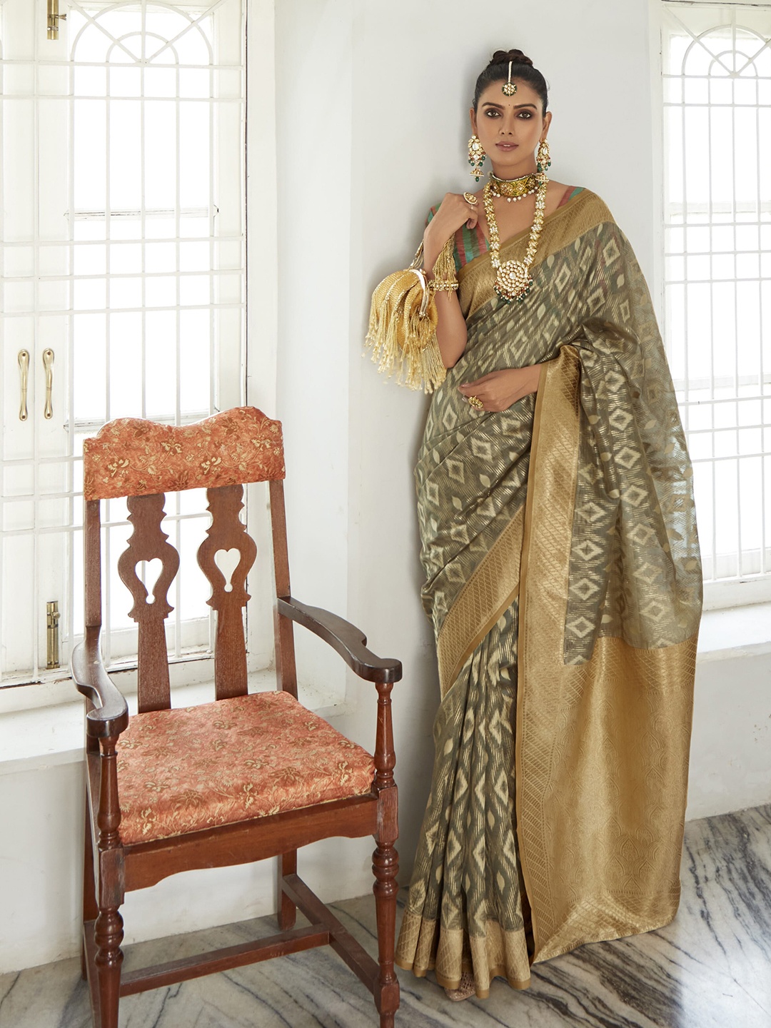 

elora Floral Woven Design Zari Organza Banarasi Saree, Grey