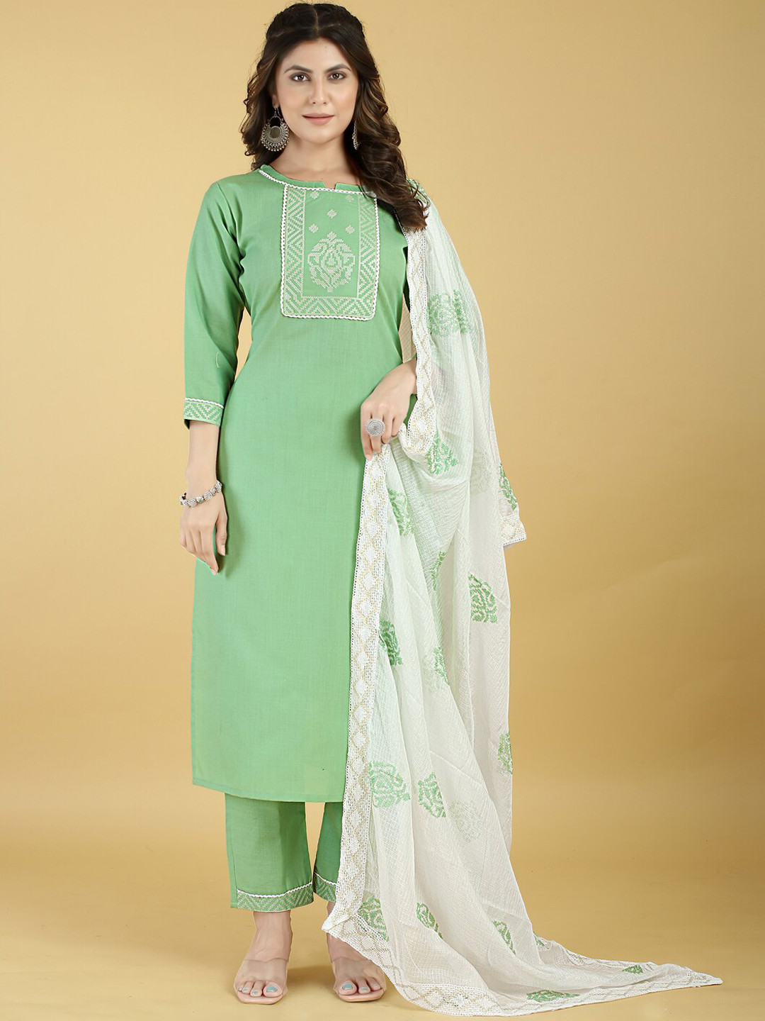 

MINGORA Ethnic Motifs Yoke Design Round Neck Straight Kurta with Trousers & Dupatta, Green