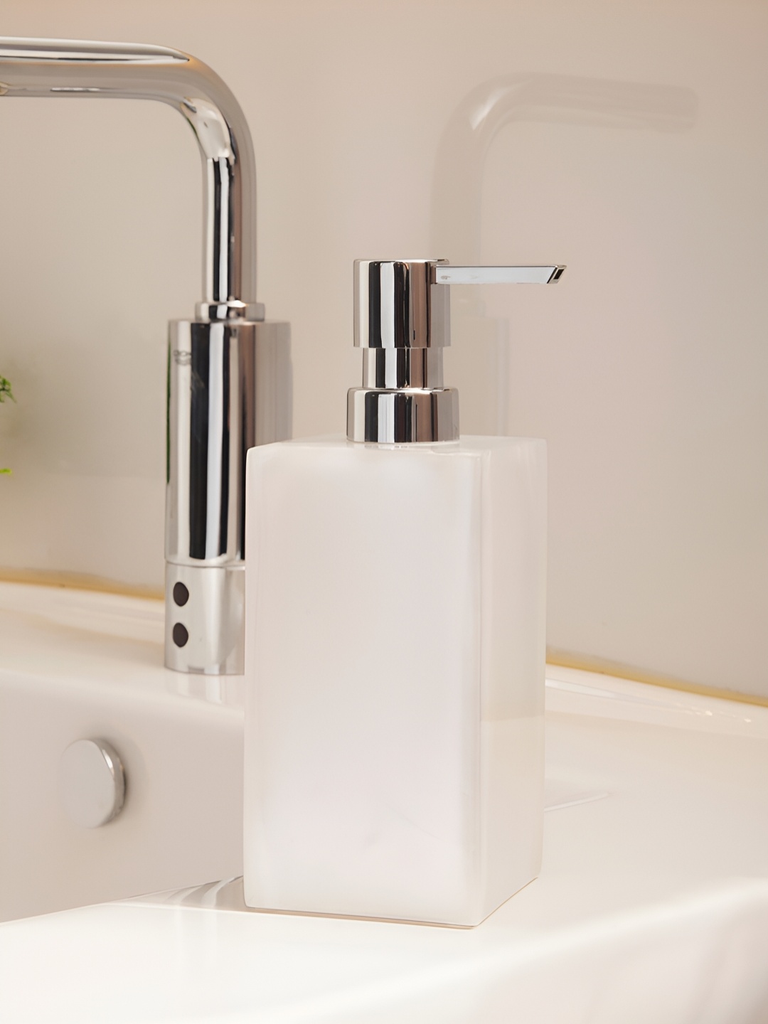 

OBSESSIONS White Solid Polyresin Soap Dispenser