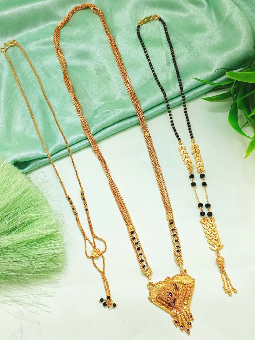 

FEMMIBELLA Set of 3 Gold-Plated Beaded Mangalsutras