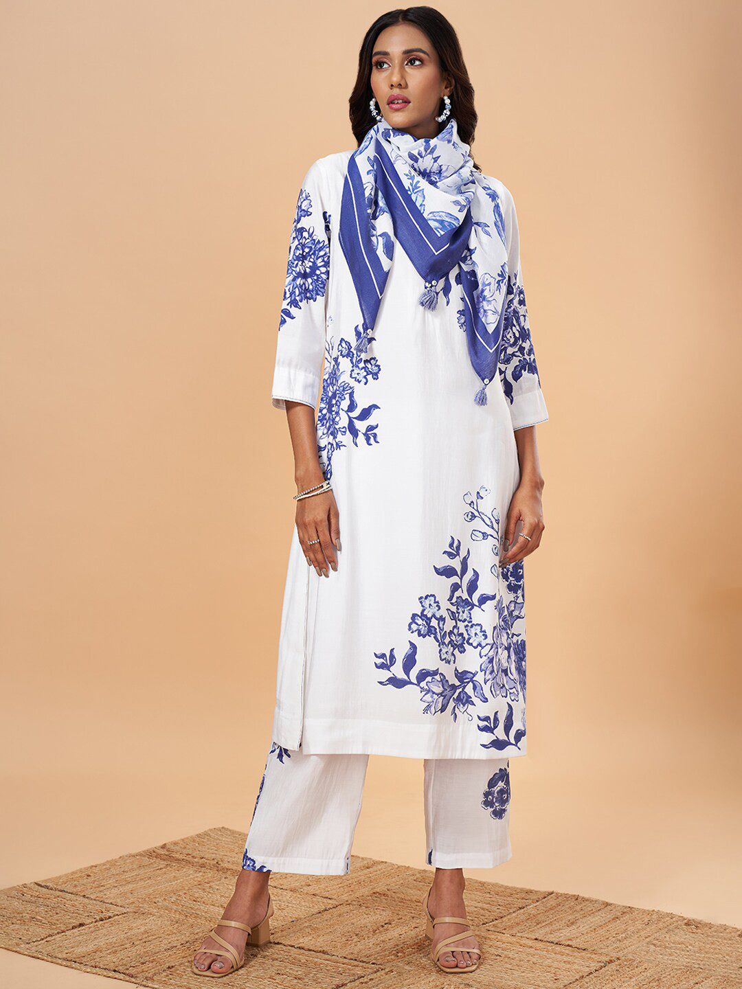 

Marigold Lane Floral Printed Round Neck Straight Kurta with Palazzos, Blue