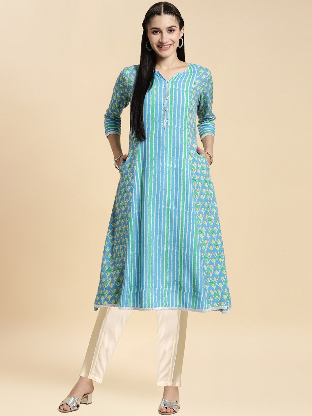 

Rangita Notch Neck Floral Printed Regular Kurta with Trousers, Blue