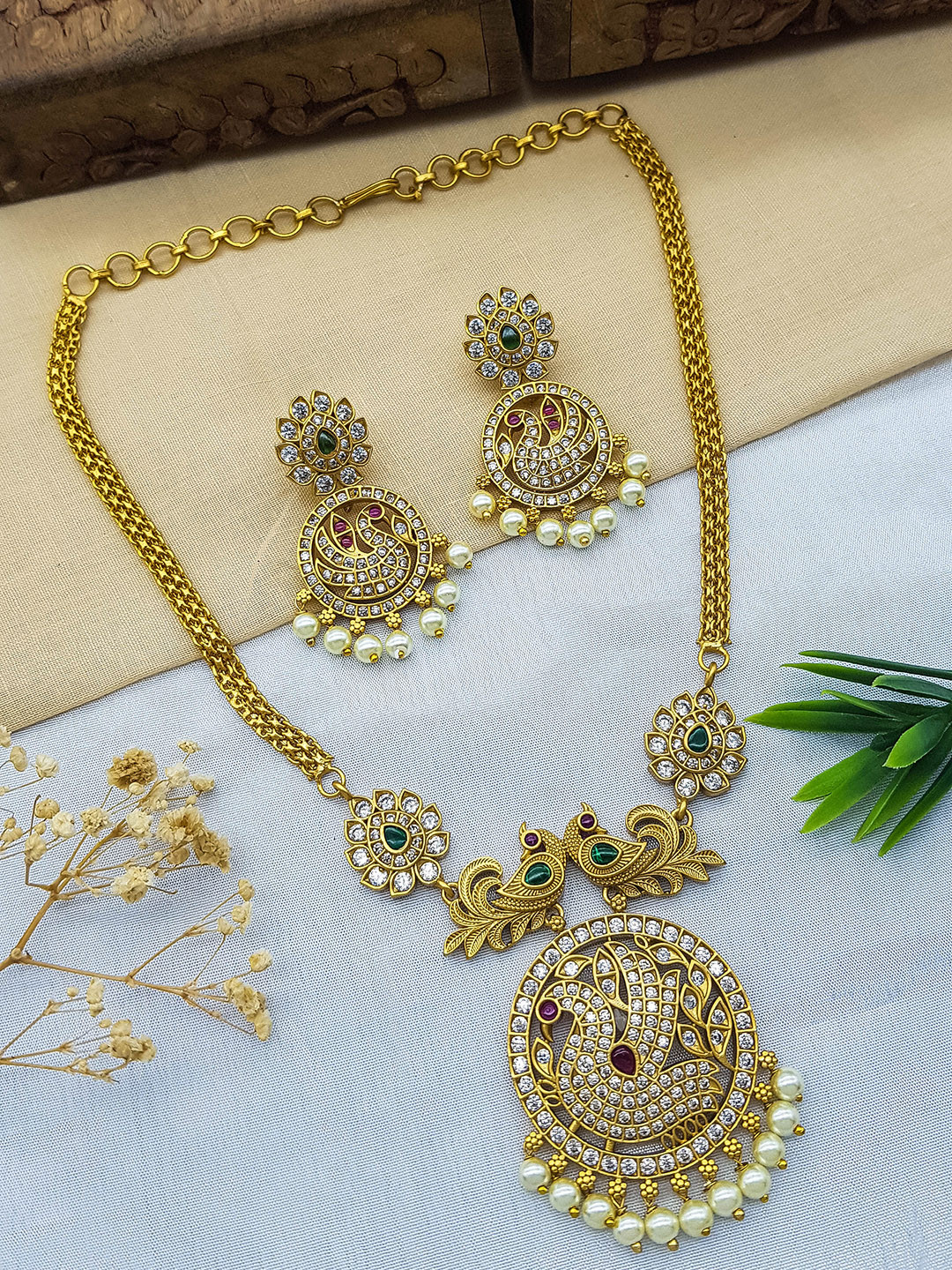 

GRIIHAM Premium Sayara Collection Gold-Plated Studded & Pearl Beaded Jewellery Set