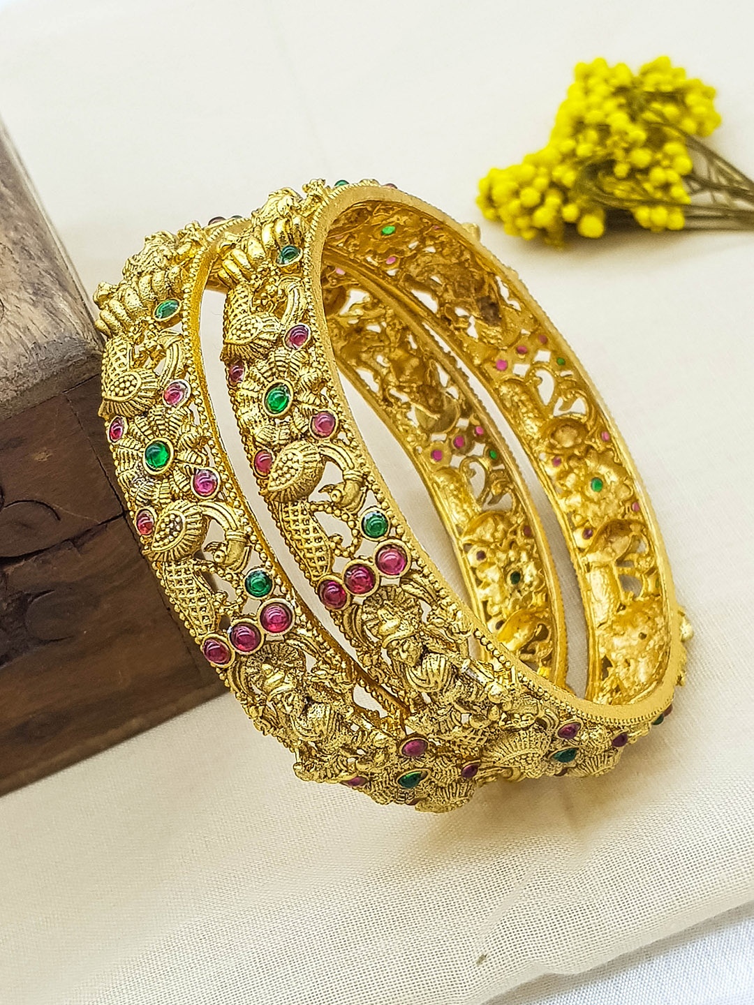 

GRIIHAM Set Of 2 Gold-Plated American Diamond Studded Bangles