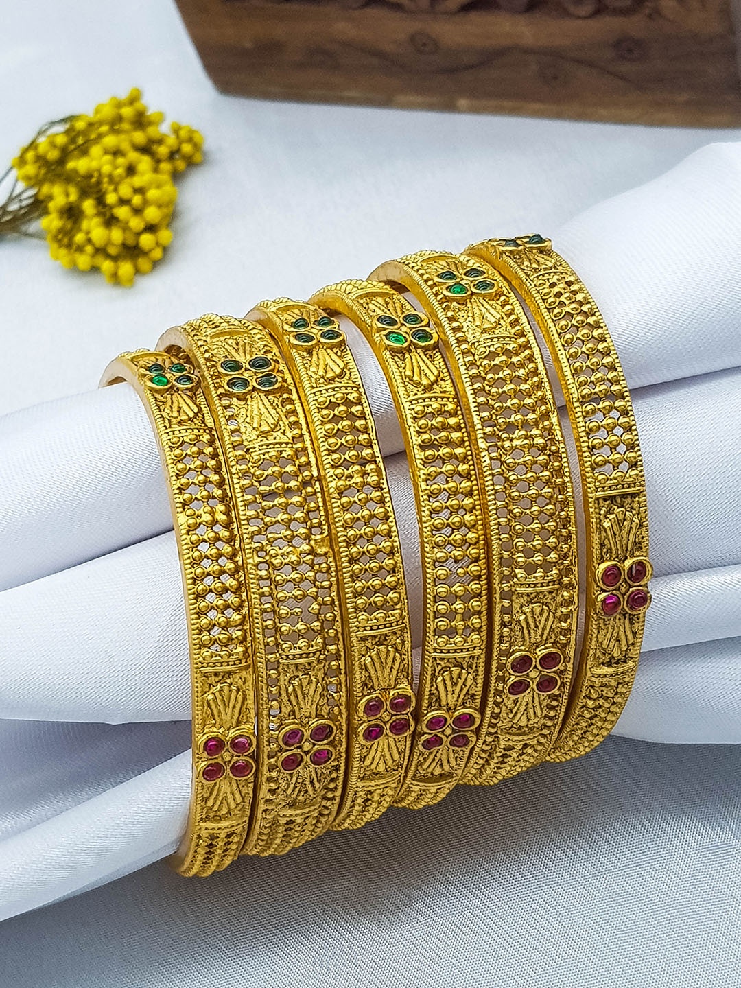 

GRIIHAM Set Of 6 Gold Plated American Diamond Studded Bangles
