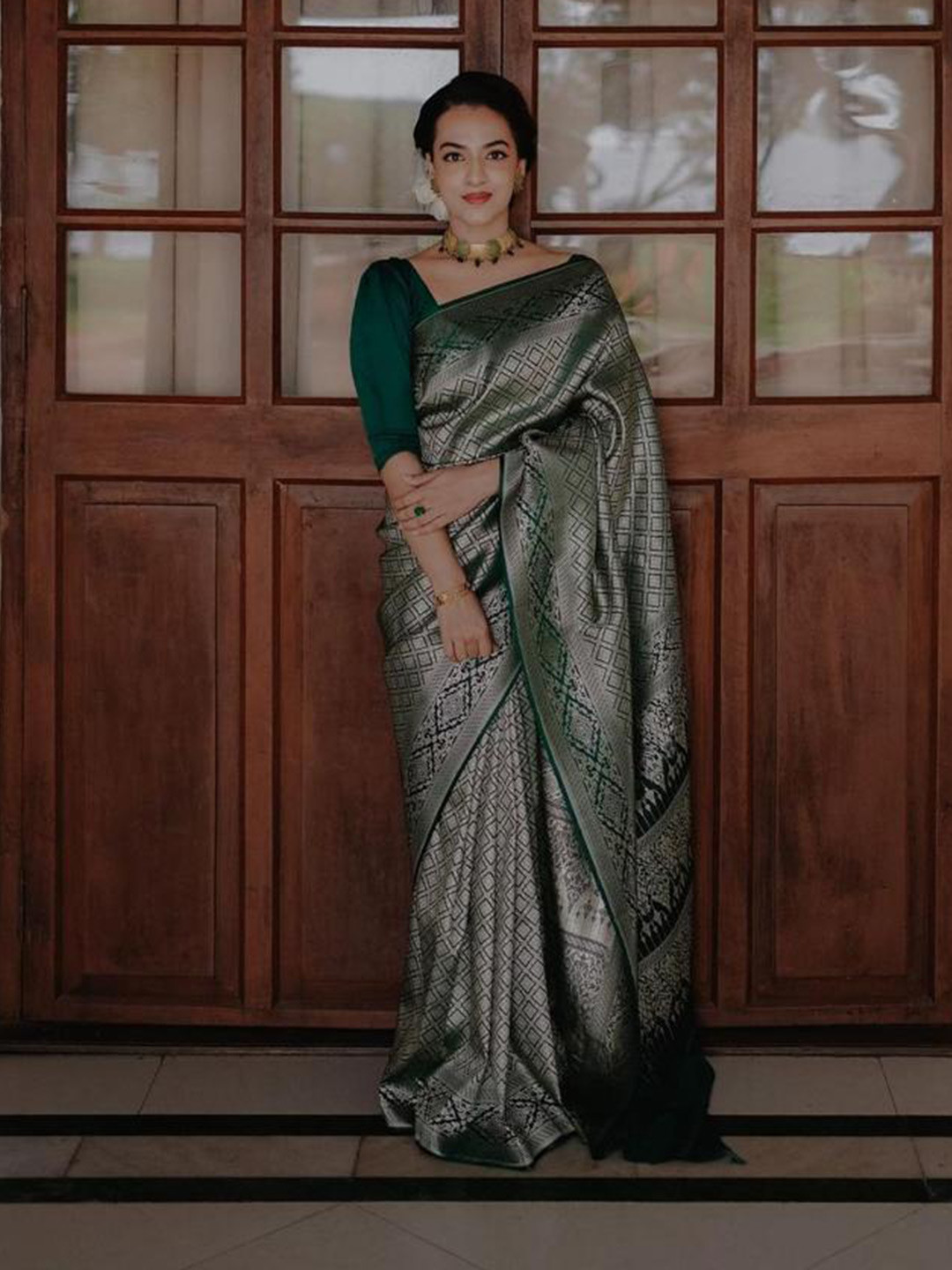 

PAVANPUTRA FAB Ethnic Motifs Woven Design Zari Banarasi Saree, Lime green
