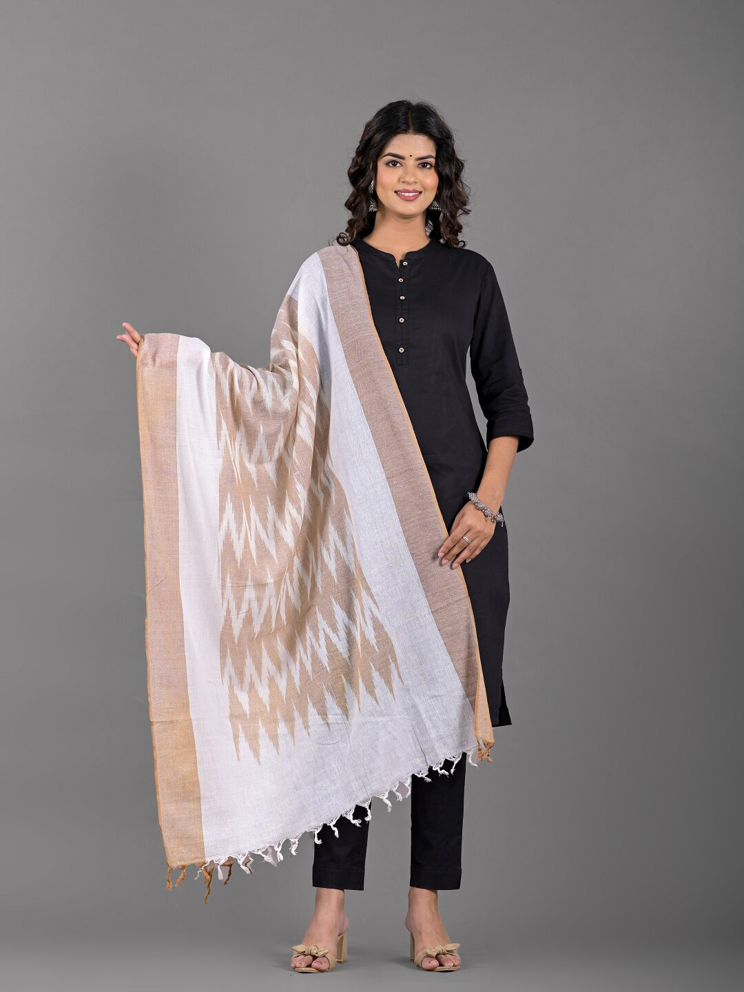 

Apratim Geometric Printed Cotton Tasseled Dupatta, White