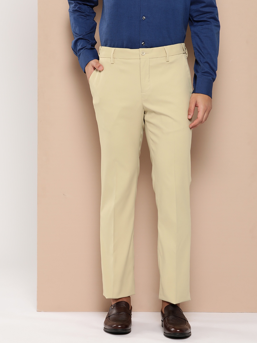 

INVICTUS Men Slim Fit Regular Trousers, Beige
