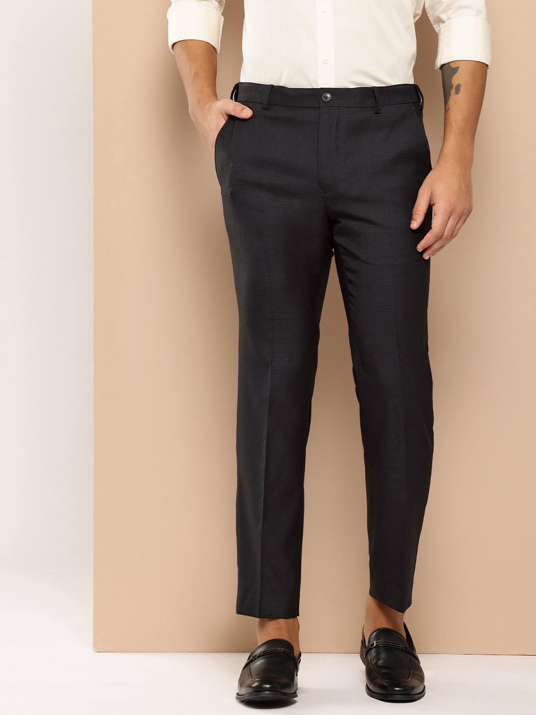 

INVICTUS Men Adjustable Waistband Self Checked Cropped Formal Trousers, Black