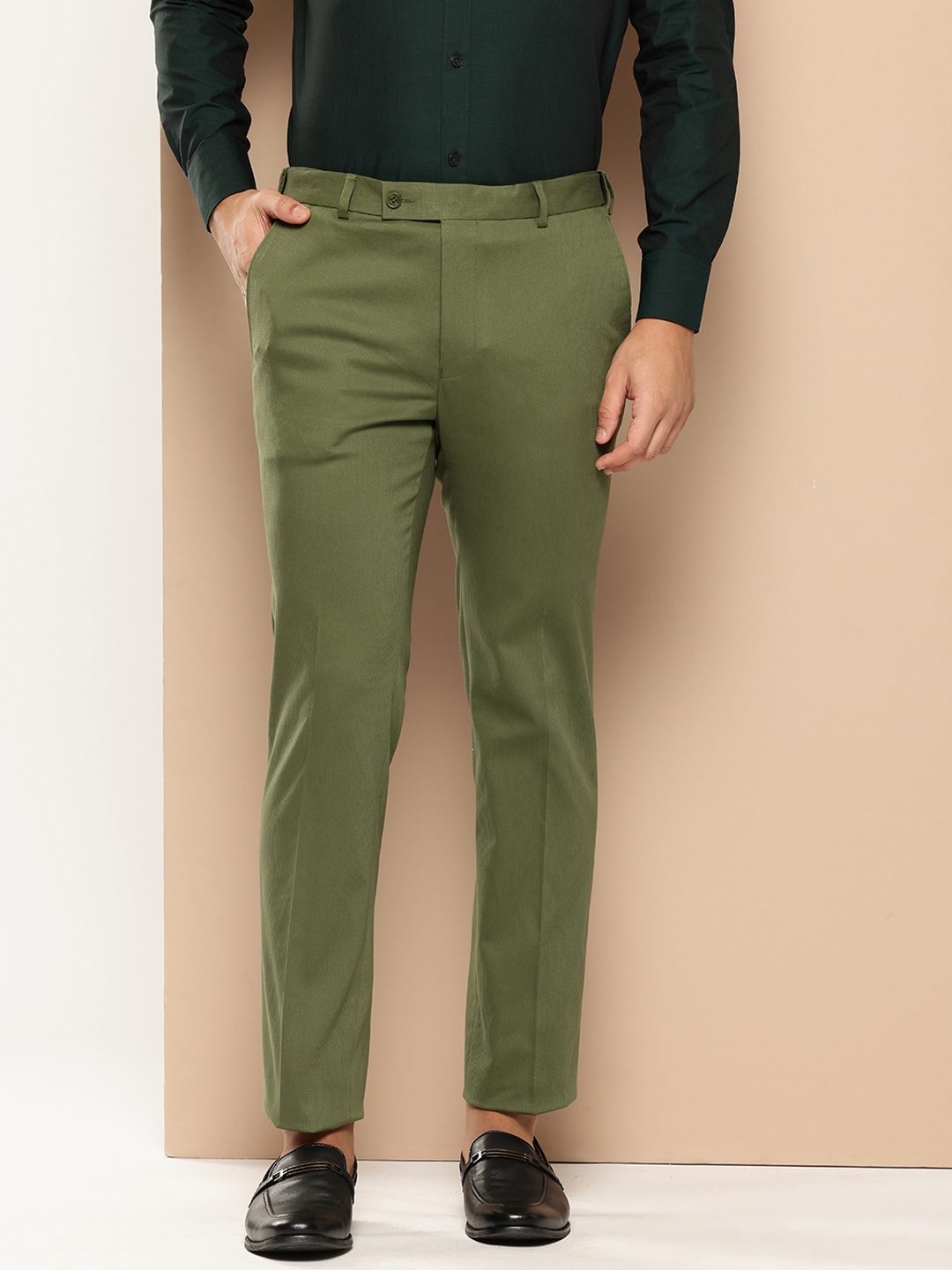 

INVICTUS Men Adjustable Waistband Textured Formal Trousers, Olive