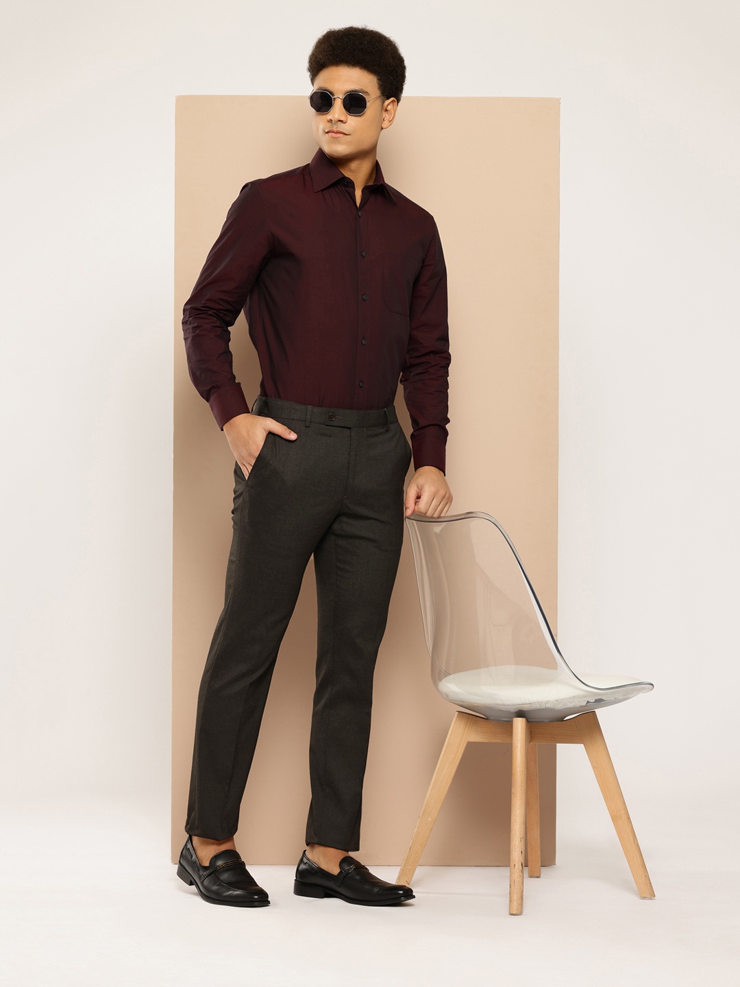 

INVICTUS Men Adjustable Waistband Self Design Formal Trousers, Brown