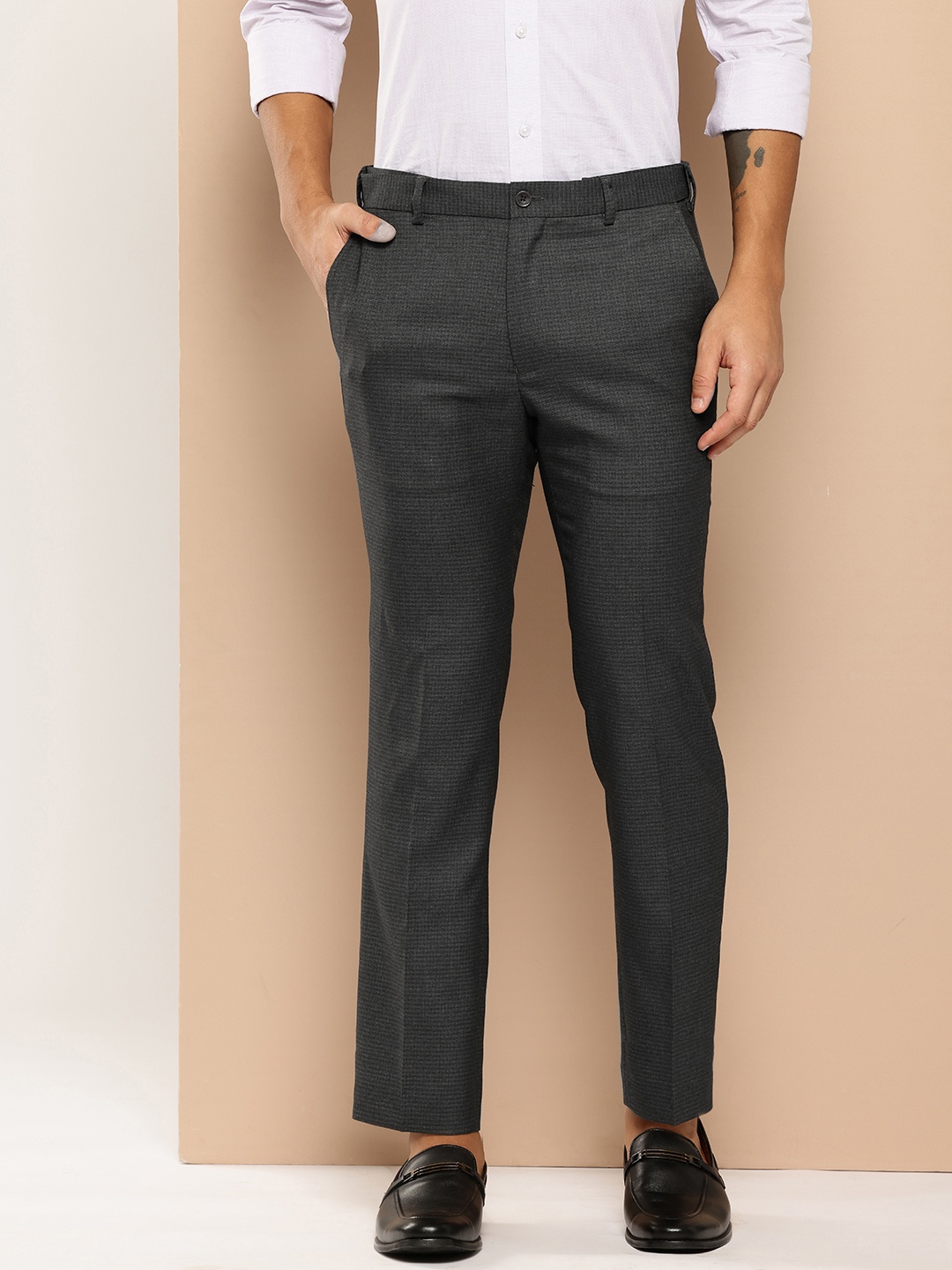 

INVICTUS Men Adjustable Waistband Self Checked Cropped Formal Trousers, Charcoal