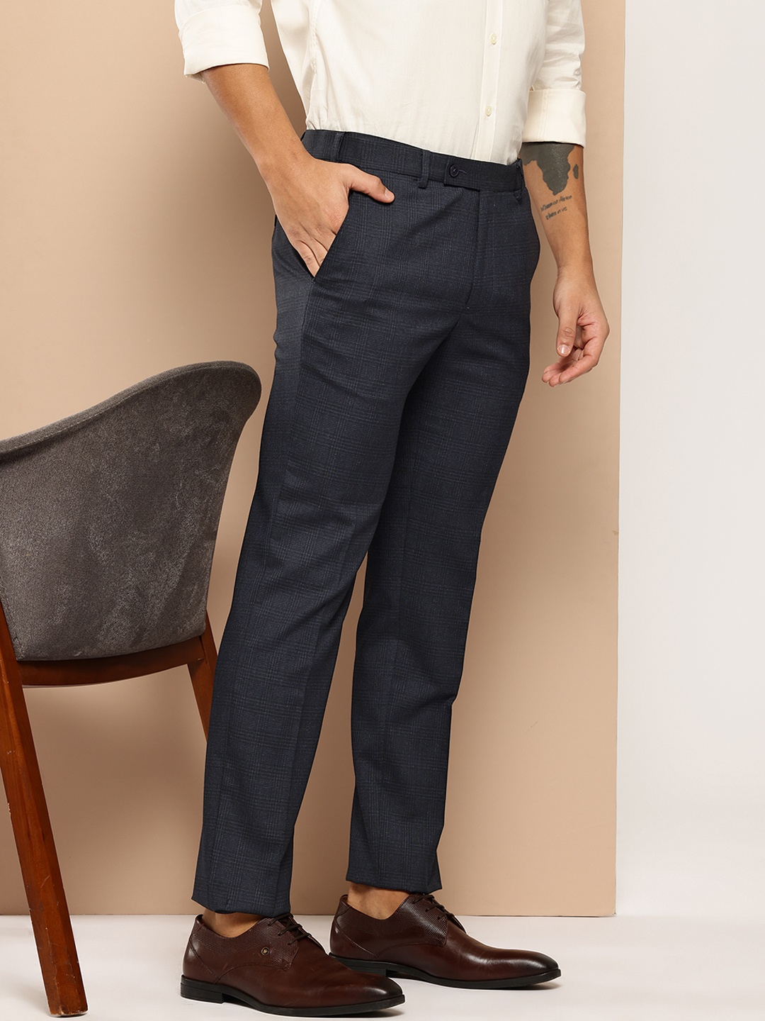 

INVICTUS Men Adjustable Waistband Checked Formal Trousers, Navy blue
