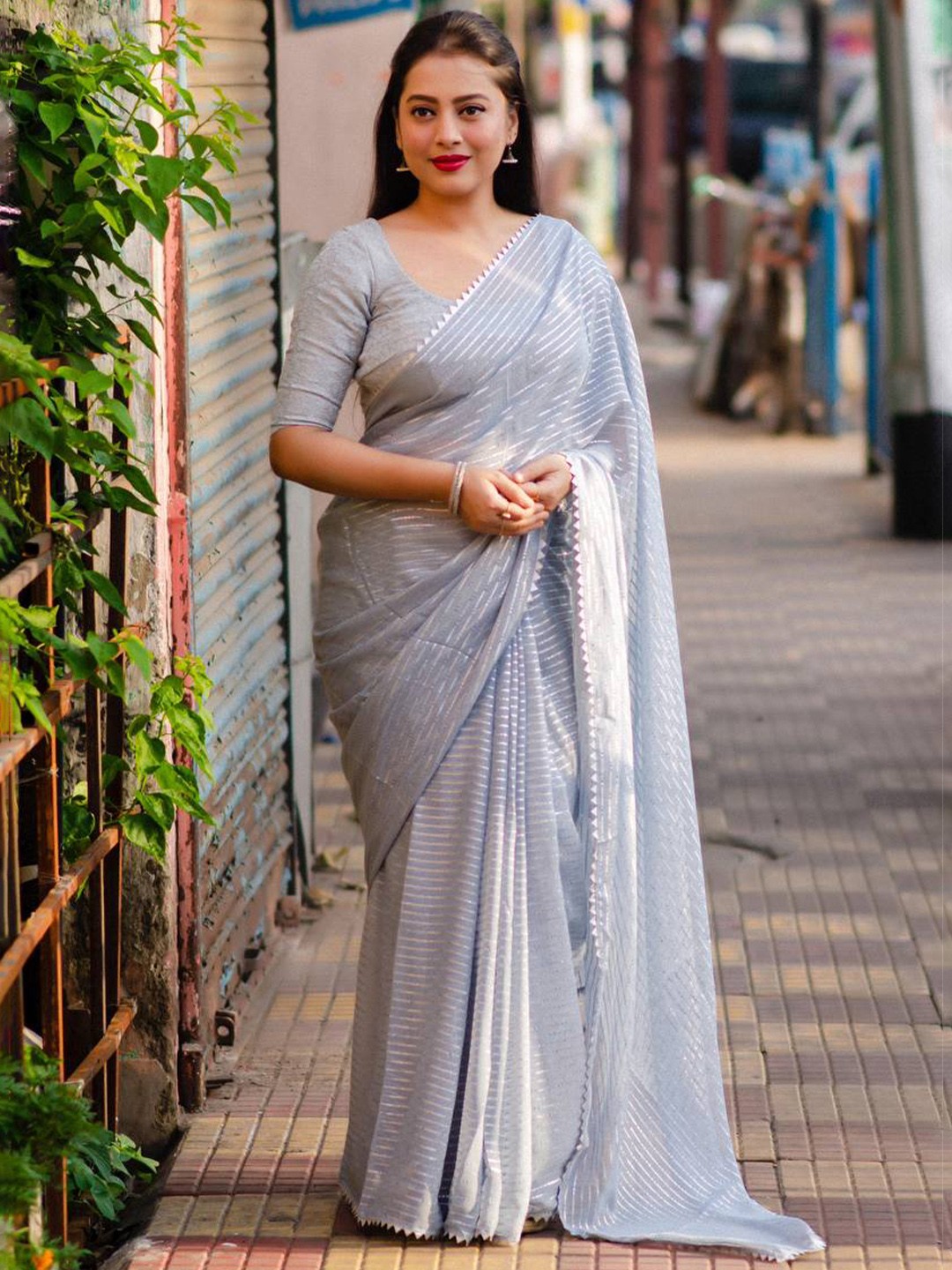 

AWRIYA Striped Saree, Grey