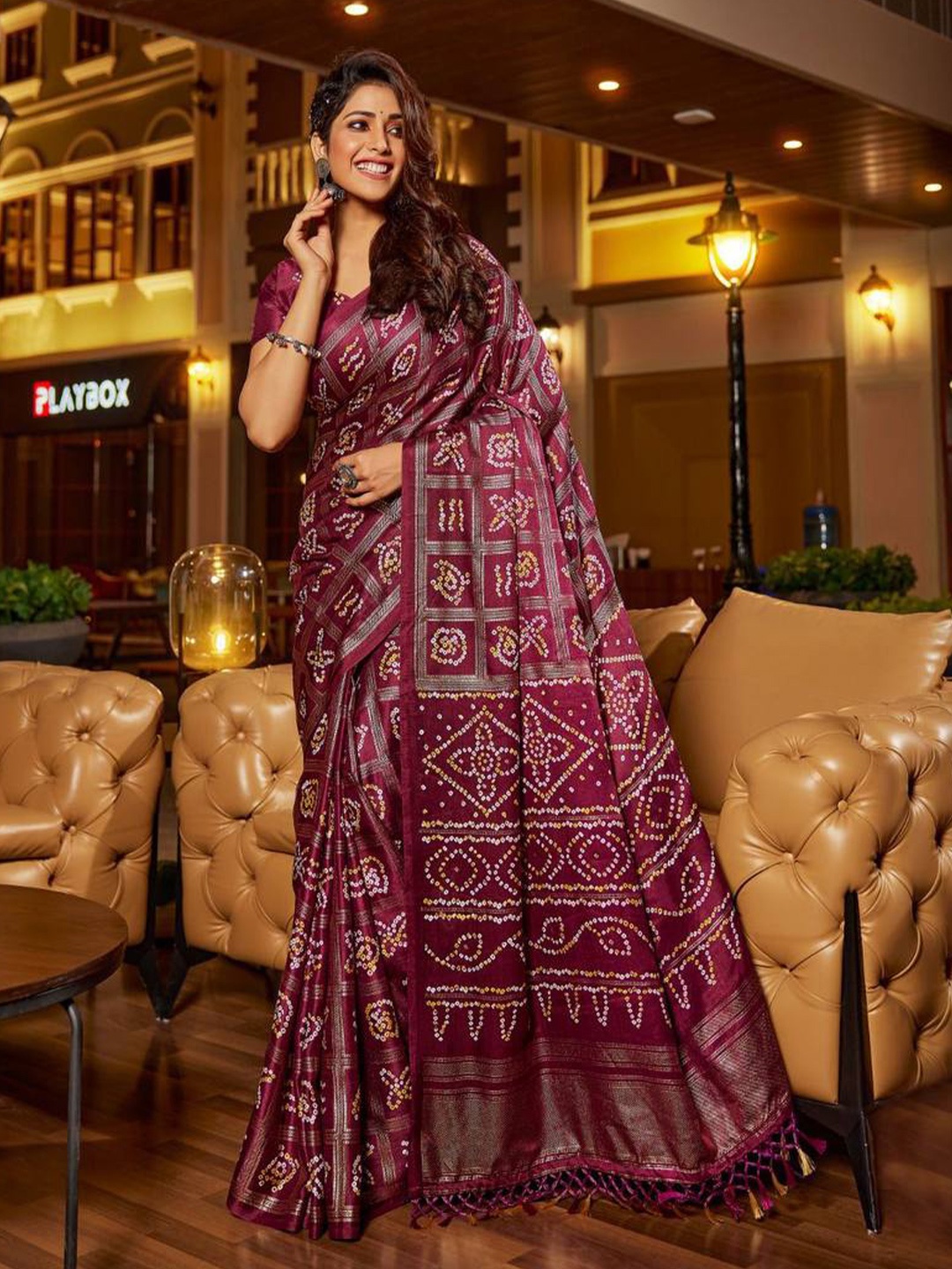 

AWRIYA Bandhani Printed Silk Cotton Bandhani Saree, Purple