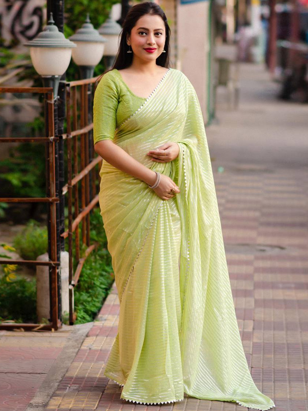 

AWRIYA Striped Woven Design Saree, Green