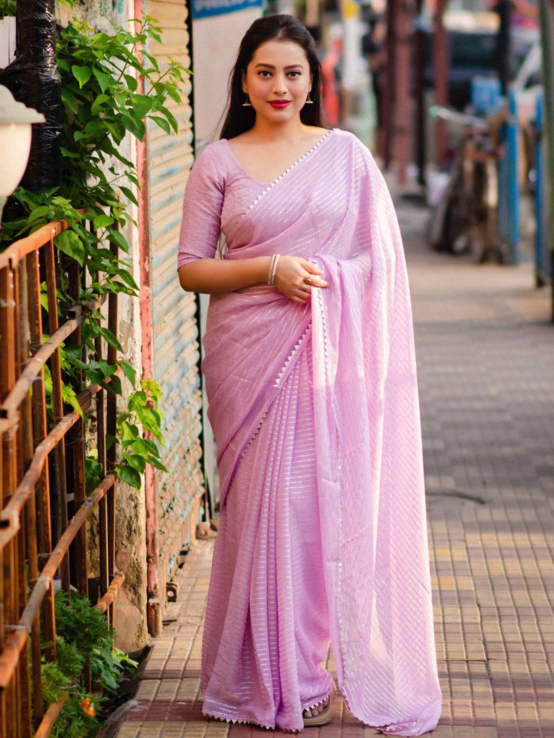 

AWRIYA Striped Woven Design Saree, Lavender