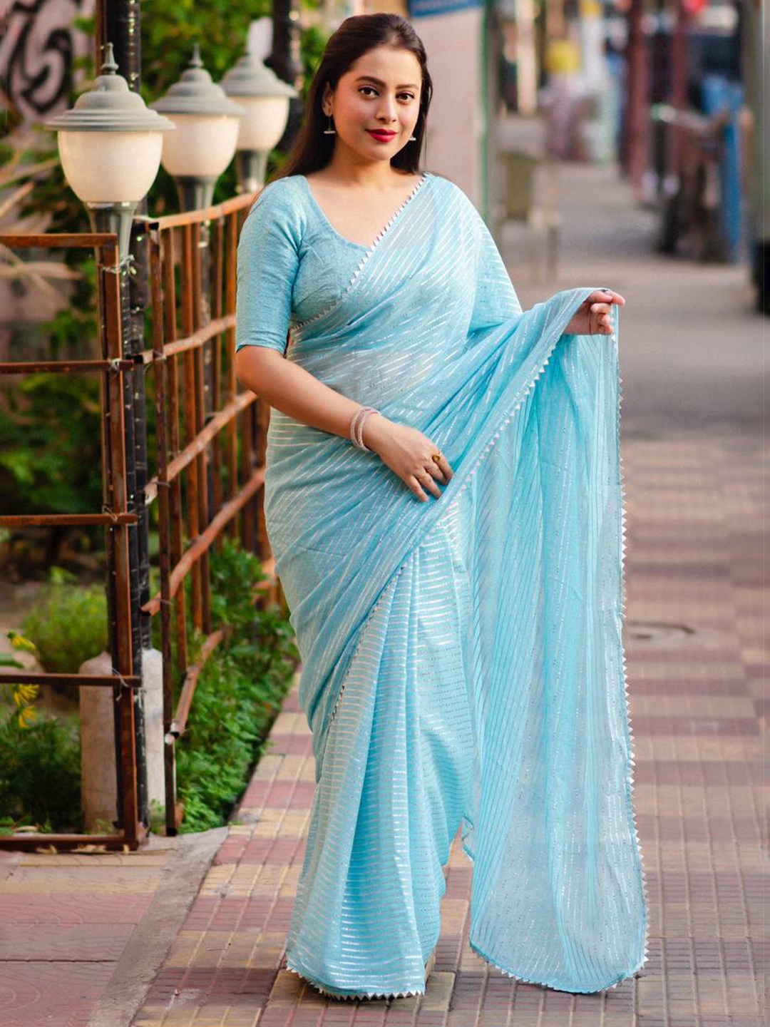 

AWRIYA Striped Woven Design Saree, Blue