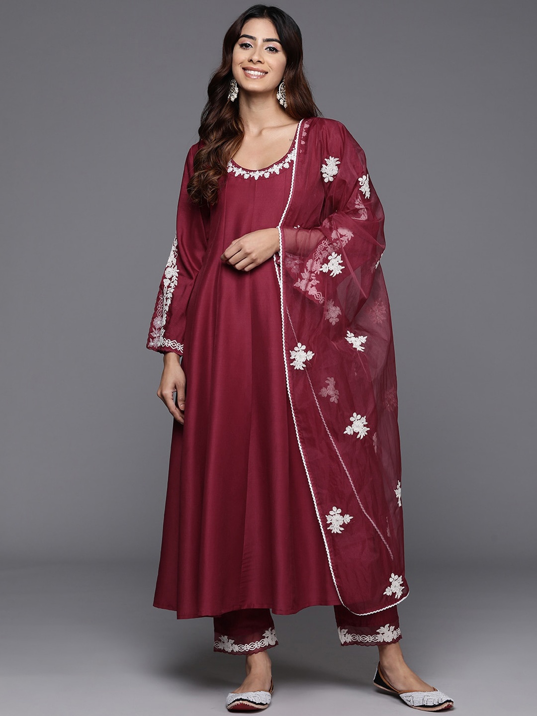 

Mitera Round Neck Ethnic Motifs Embroidered Panelled Thread Work Kurta Set, Maroon